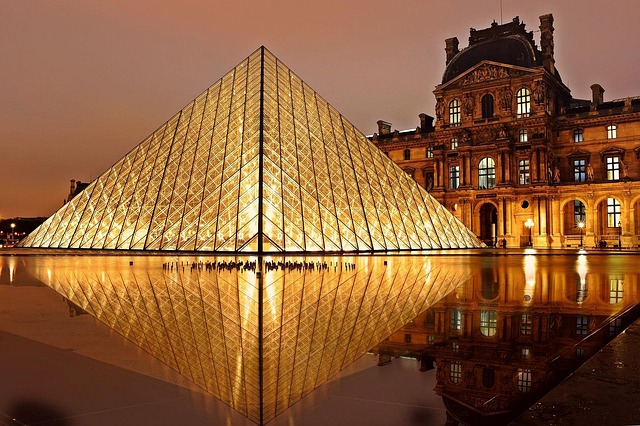 Presidente do Louvre destaca necessidade urgente de reformas para evitar fechamento do museu um ano após o roubo